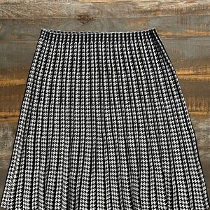 SAN Francisco Elegant Black and White A-Line Skirt never worn!!